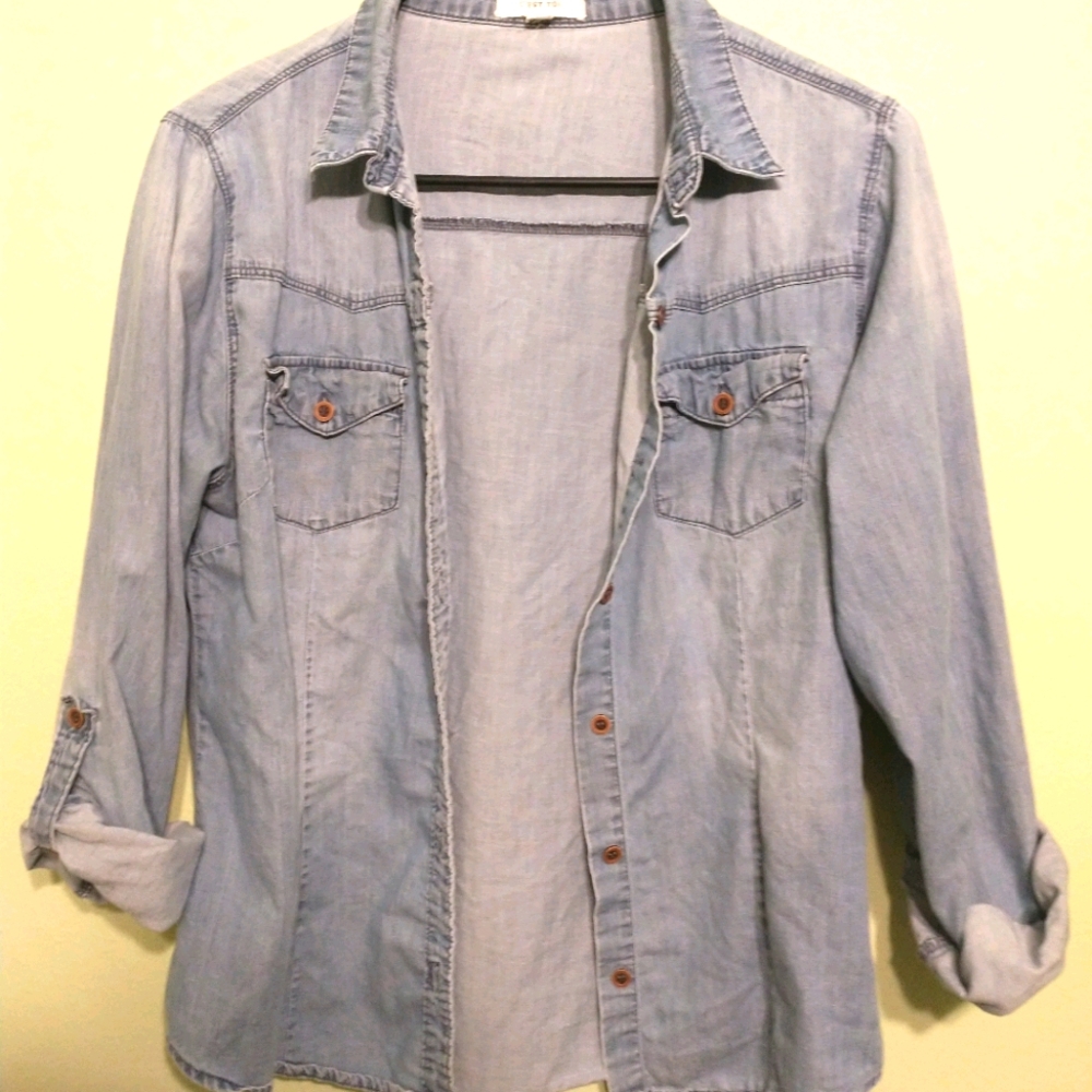 ✨ 3/$10 ✨ Chambray Botton Down